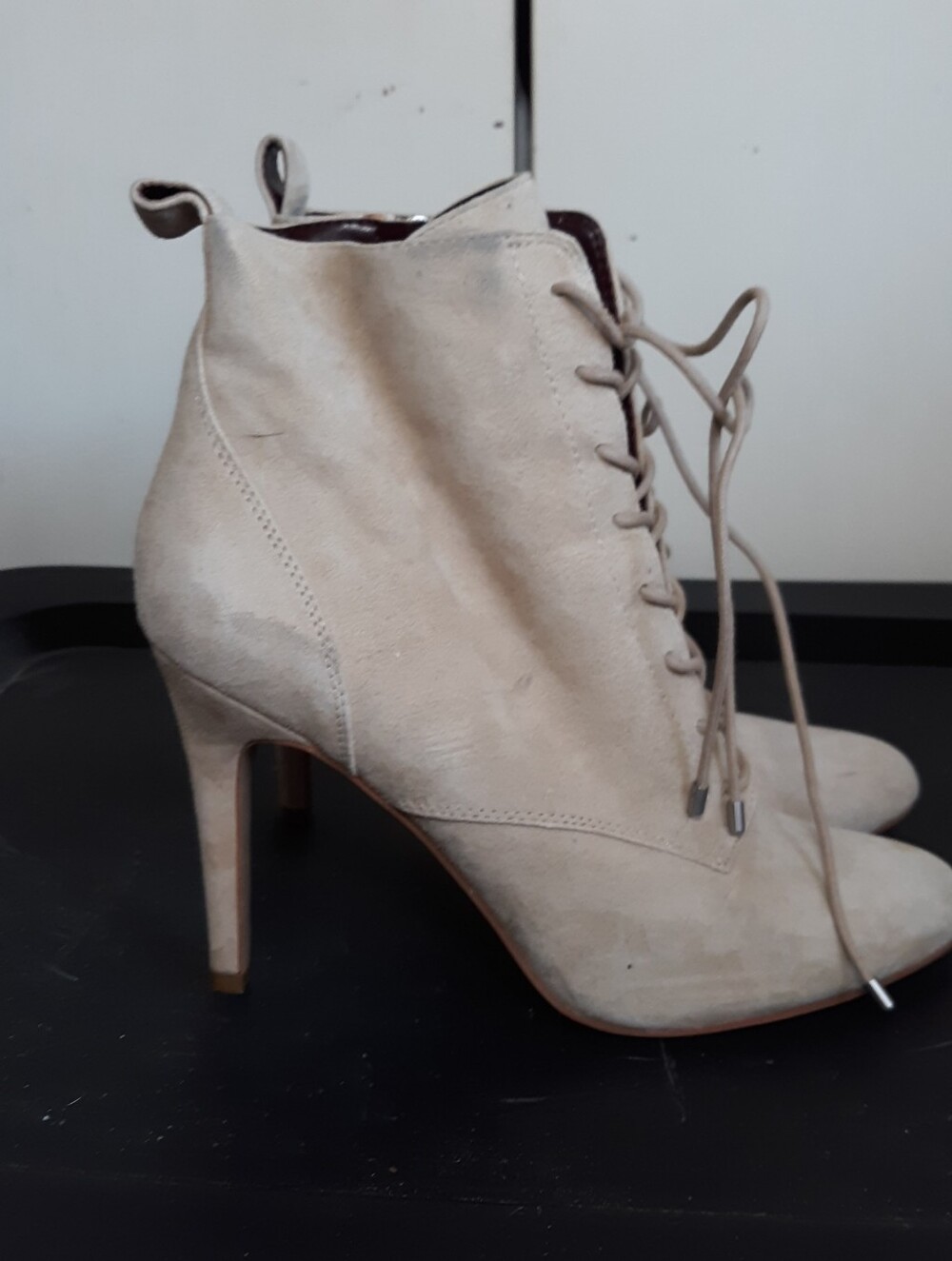 BCBGeneration BANY Lace Up Ankle Booties Stiletto Beige Suede Size 9M Pointed To
